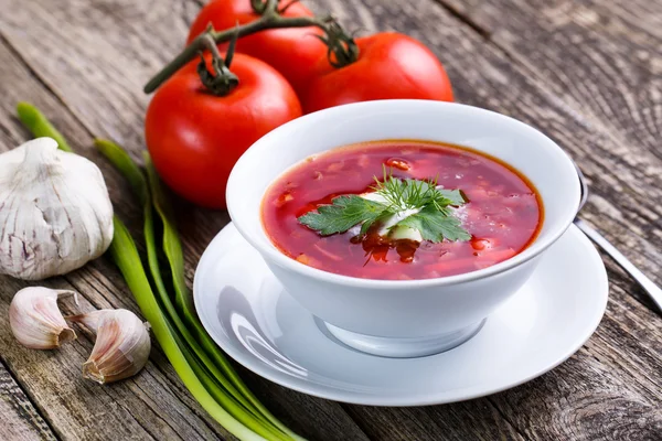 Borsch ahşap arka plan üzerinde ekmek ile. — Stok fotoğraf