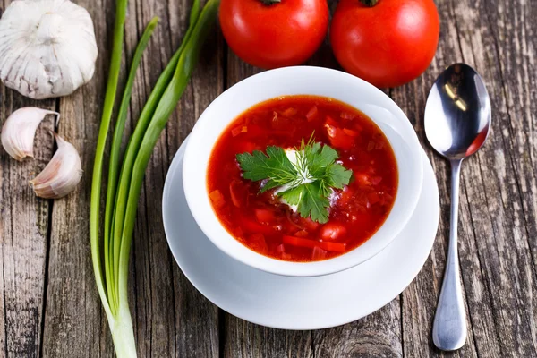 Borsch met brood op een houten achtergrond. — Stockfoto