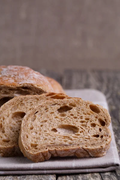 Pane saporito su sfondo di legno . — Foto Stock