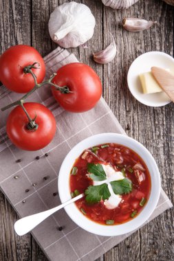 Borsch ahşap arka plan üzerinde ekmek ile.