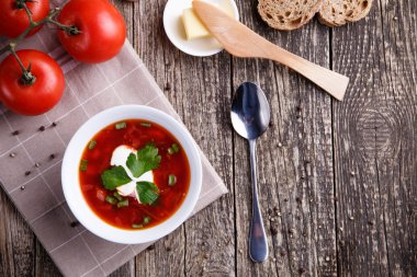 Borsch ahşap arka plan üzerinde ekmek ile.