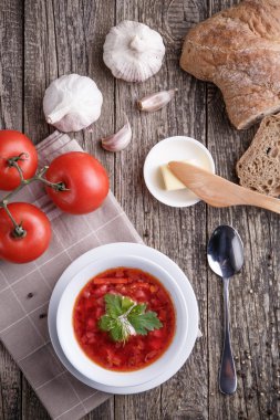 Borsch ahşap arka plan üzerinde ekmek ile.