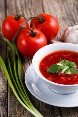 Borsch ahşap arka plan üzerinde ekmek ile.