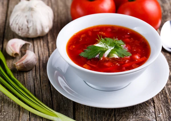 Borsch met brood op een houten achtergrond. — Stockfoto