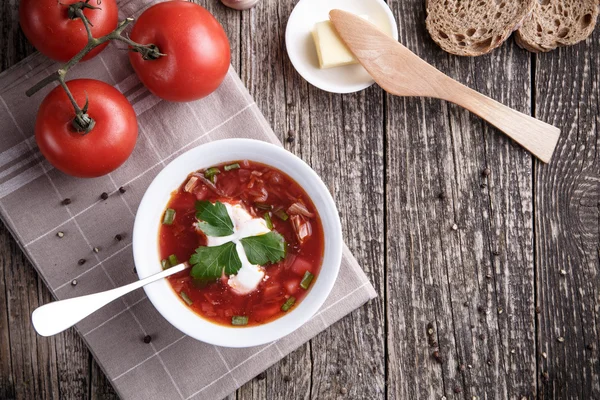 Borsch with bread on a wooden background. — Stock Photo, Image