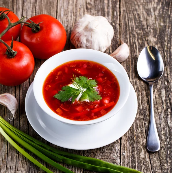 Borsch met brood op een houten achtergrond. — Stockfoto