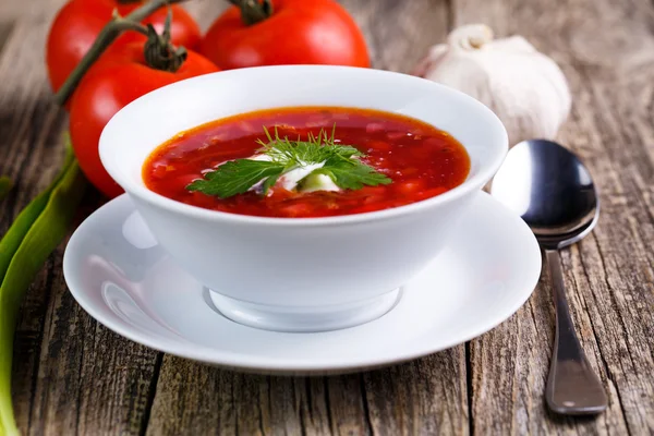 Borsch ahşap arka plan üzerinde ekmek ile.