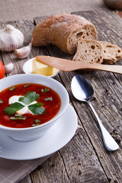 Borsch met brood op een houten achtergrond. — Stockfoto