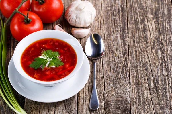 Borsch com pão em um fundo de madeira . — Fotografia de Stock