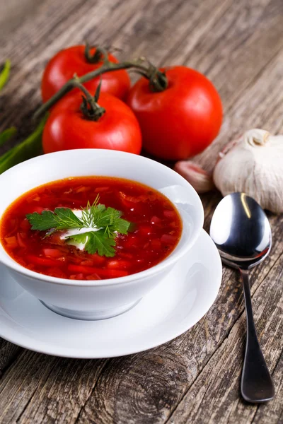 Borsch com pão em um fundo de madeira . — Fotografia de Stock