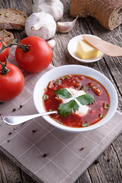 Borsch com pão em um fundo de madeira . — Fotografia de Stock