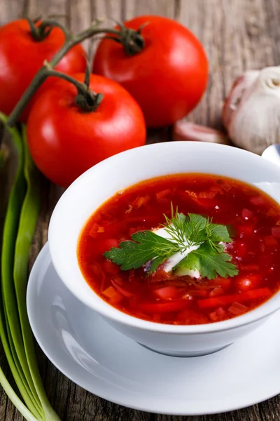 Borsch met brood op een houten achtergrond. — Stockfoto