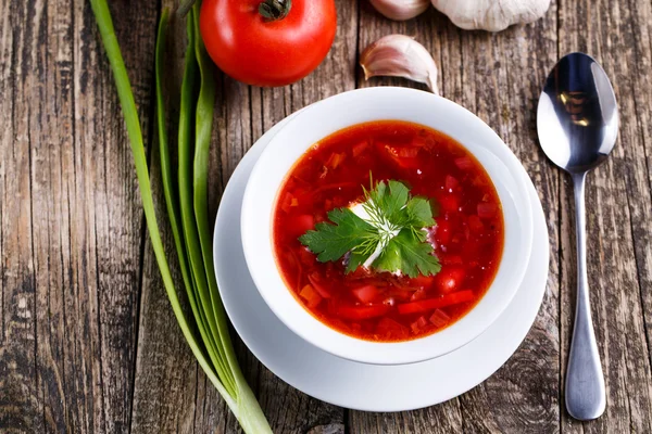 Borsch ahşap arka plan üzerinde ekmek ile.