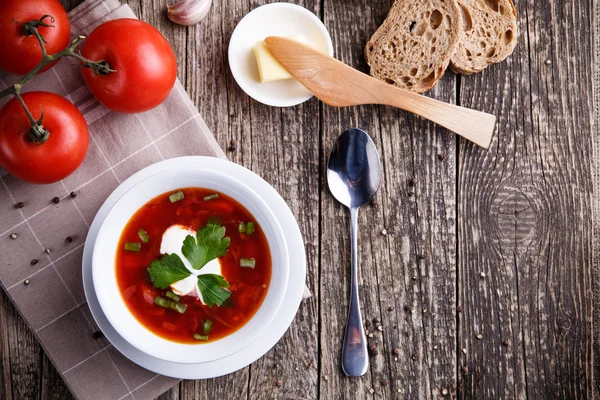 Borsch with bread on a wooden background. — Stock Photo, Image