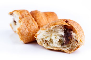 Beyaz bir arka plan üzerinde lezzetli kruvasan.