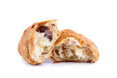 Beyaz bir arka plan üzerinde lezzetli kruvasan.
