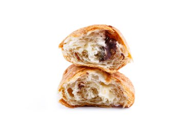 Beyaz bir arka plan üzerinde lezzetli kruvasan.