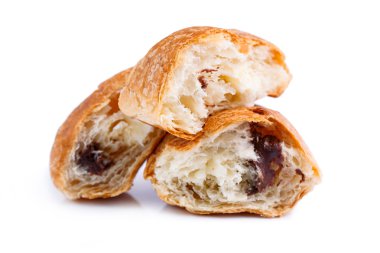 Beyaz bir arka plan üzerinde lezzetli kruvasan.