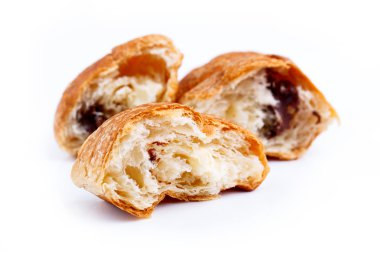 Beyaz bir arka plan üzerinde lezzetli kruvasan.