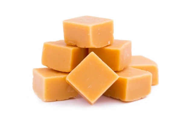 Beyaz bir arka plan üzerinde lezzetli toffees.