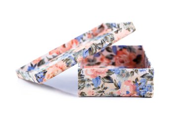 Beyaz bir arka plan üzerinde güzel hediye kutusu.