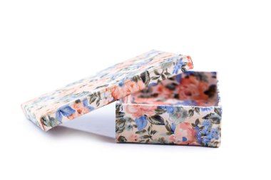 Beyaz bir arka plan üzerinde güzel hediye kutusu.