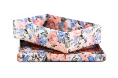 Beyaz bir arka plan üzerinde güzel hediye kutusu.