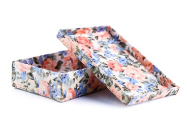 Beyaz bir arka plan üzerinde güzel hediye kutusu.