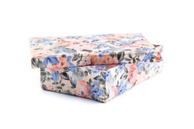 Beyaz bir arka plan üzerinde güzel hediye kutusu.