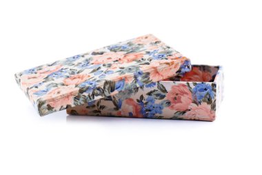 Beyaz bir arka plan üzerinde güzel hediye kutusu.