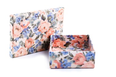 Beyaz bir arka plan üzerinde güzel hediye kutusu.