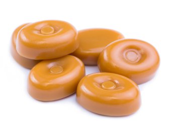 Beyaz bir arka plan üzerinde toffees.