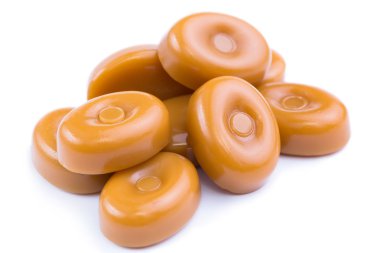 Beyaz bir arka plan üzerinde toffees.