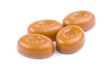 Beyaz bir arka plan üzerinde toffees.