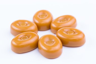 Beyaz bir arka plan üzerinde toffees.