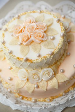 Düğün pastası lüks resepsiyonda Güllü.