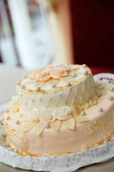 Pastel de boda con rosas en recepción de lujo . — Foto de Stock