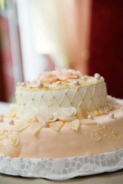 Pastel de boda con rosas en recepción de lujo . — Foto de Stock