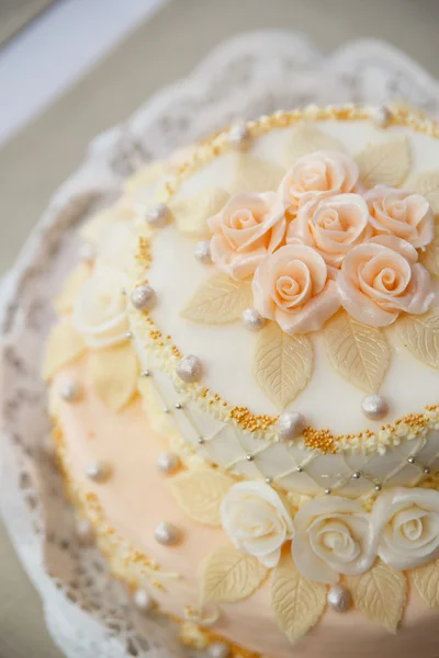 Pastel de boda con rosas en recepción de lujo . — Foto de Stock