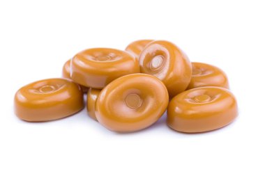 Beyaz bir arka plan üzerinde toffees.