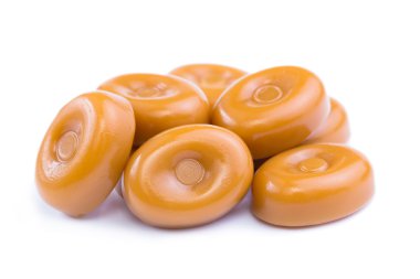 Beyaz bir arka plan üzerinde toffees.