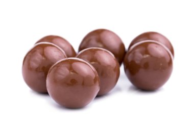 Beyaz arka planda çikolatalı şekerler.