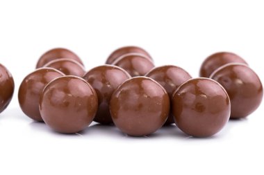 Beyaz arka planda çikolatalı şekerler.