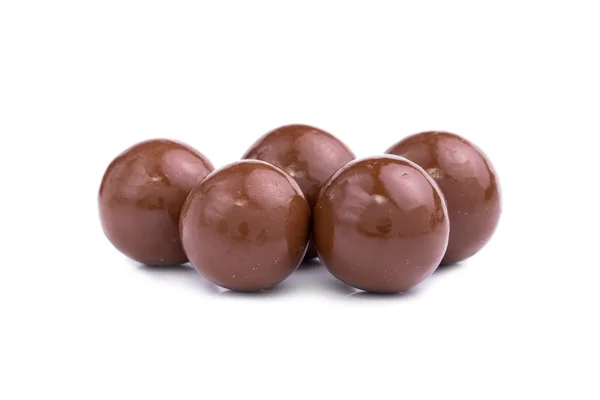 Caramelos de chocolate sobre un fondo blanco. — Foto de Stock