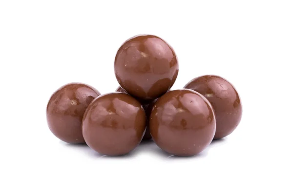 Caramelos de chocolate sobre un fondo blanco. — Foto de Stock