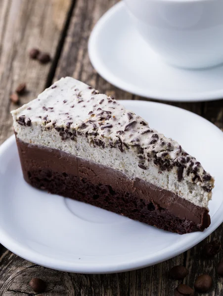 Postre de chocolate con taza de café y granos de café en bac de madera — Foto de Stock