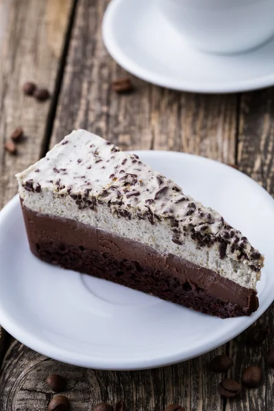 Chocolade dessert met een koffiekopje en koffie bonen op houten bac — Stockfoto