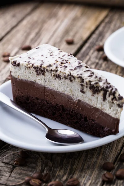 Dessert al cioccolato con tazza di caffè e chicchi di caffè su bac di legno — Foto Stock