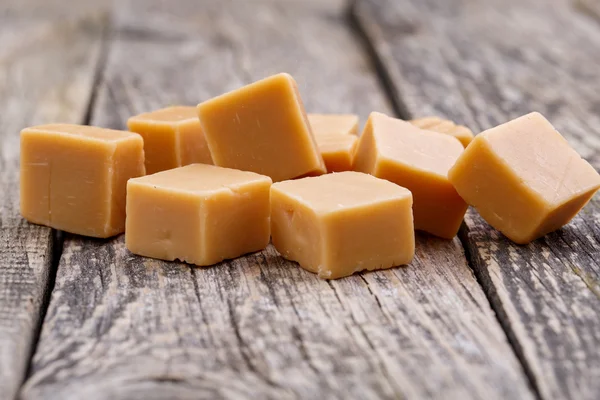 Sabrosos caramelos sobre fondo de madera . — Foto de Stock