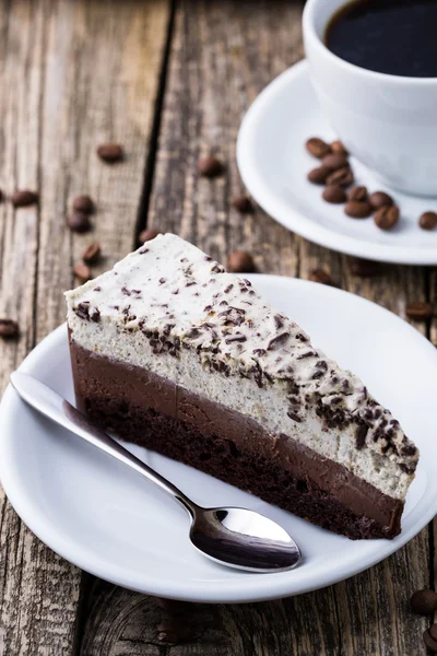 Dessert al cioccolato con tazza di caffè e chicchi di caffè su bac di legno — Foto Stock